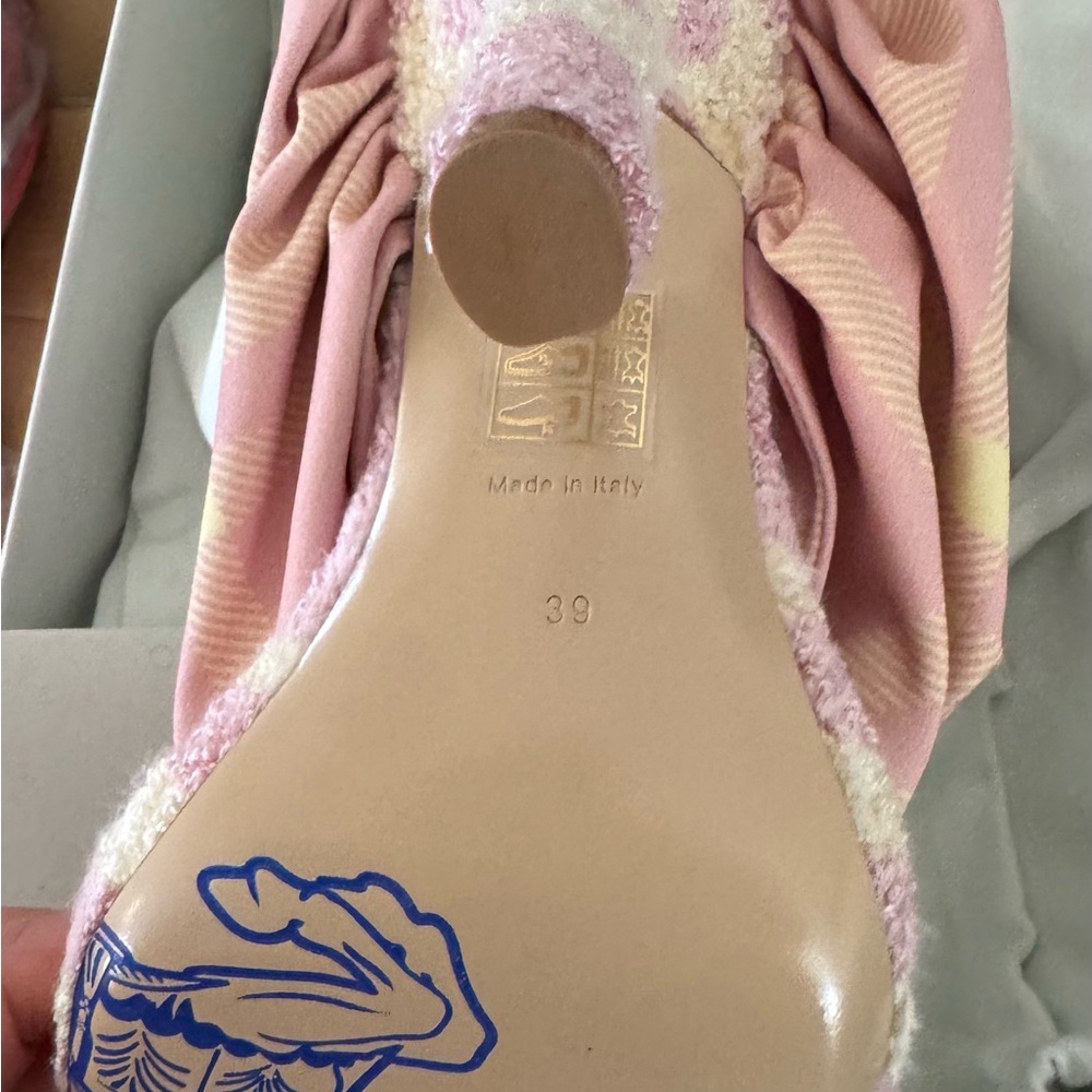 BURBERRY
Pink & Yellow Fabric Heeled Sandals‎ size 36 - Picture 7 of 13